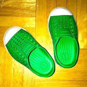 Native Jefferson green shoes, size 5